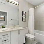 2br Trendy Urban - Division 102w 202w 302w Rep Apartment *