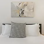 Warm & Lovely 2Br Apt Close To Dining & Shops - Touhy 1S