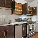 Warm & Lovely 2Br Apt Close To Dining & Shops - Touhy 1S