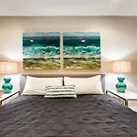 Garage Parking! Walk To Logan Square Station Plus Great Local Restaurants And Bars