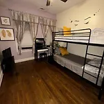 Beautiful Hyde Park Brownstone Apartment *