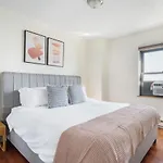 Gold Coast 1Br W Grills Gym Nr Shops Park Chi-947