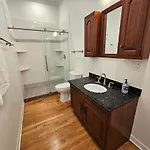 Apartment Club Salon Sleeps 10-20 Free Parking & Tv *