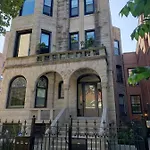 Club Salon Sleeps 10-20 Free Parking & Tv * Chicago