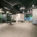 Gold Coast Lavish Home W/ Roof Pool & Gym