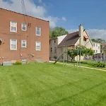 Chic Chicago Getaway With Fireplace!