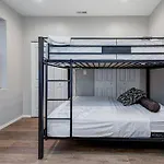 Suite 2 On Southport 4 Queen Beds