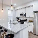 Suite 2 On Southport 4 Queen Beds