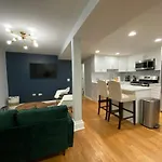 Modern Lincoln Park Hideaway 1 Bd And 1Bath