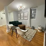 Modern Lincoln Park Hideaway 1 Bd And 1Bath
