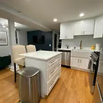 Modern Lincoln Park Hideaway 1 Bd And 1Bath
