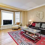 Old-world Classic Building Downtown Apartment Chicago