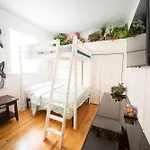 Club Salon Sleeps 10-20 Free Parking & Tv Apartment