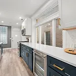 Beautiful Unit In Apartment *