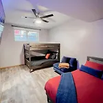 Pool Table, Pingpong, Arcade, 2-car Parking, 3 Floors! Apartment Chicago