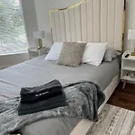 Chic Euro City Getaway- Close To Downtown