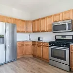 Urban 2Br Apt, Near Downtown Chicago!