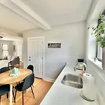 Apartment Cozy Retreat, Prime Location Near Loyola & Beach!