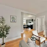 Cozy Retreat, Prime Location Near Loyola & Beach!