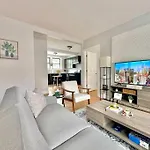 Apartment Cozy Retreat, Prime Location Near Loyola & Beach!