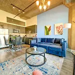 Charming 2Br Apartment With Skyline View, Optional Parking & Gym Access Near Mccormick Place, Lakefront And Soldier Field