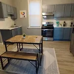Roscoe Village Cosy Duplex 3 Bed&2Bath & Bonus Space Sleeps 6