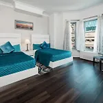 Congress Plaza 3*