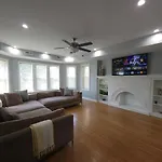 Beautiful Big 3 Bedroom Quiet Apt Near Downtown