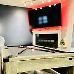 Apartment Pool Table, Pingpong, Arcade, 2-car Parking, 3 Floors! Chicago
