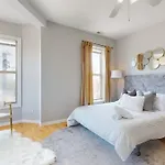 Sleek Urban Retreat Steps From Il Med District
