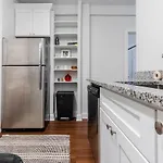 Modern Apt In Trendy Avondale Neighborhood With Free Parking