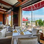 Congress Plaza Hotel 3*