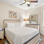 North Center Chicago - Walkable - Transit Accessible - King & Queen Beds