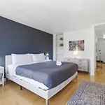2bd River North Million Dollar Views! Parking Incl