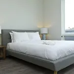 Four-Bedroom On N Broadway Street Apt 601