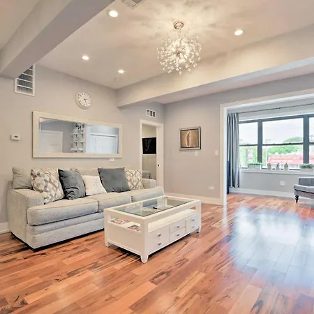 Apartment Sleek About 3 Mi To Wrigley Field! *
