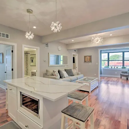 Sleek About 3 Mi To Wrigley Field! Apartment