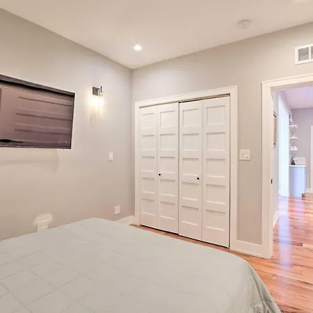Apartment Sleek About 3 Mi To Wrigley Field!