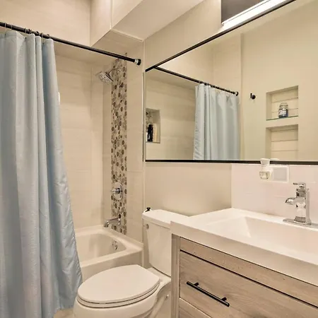Apartment Sleek About 3 Mi To Wrigley Field! *