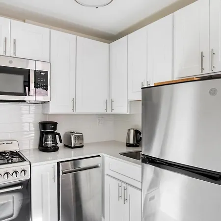 Gold Coast 2br W Doorman Gym 2 Blocks To L Chi-547