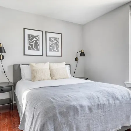 Apartment Lakeview 2br W Patio Wd Nr Wrigley Field Chi-459 *