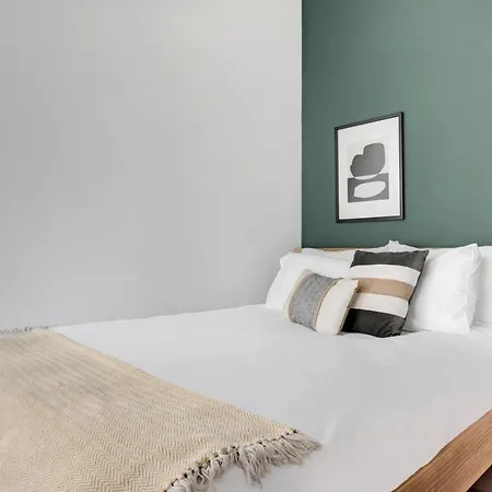 River N 1br W Gym Pool Nr Man Mile Chi-90