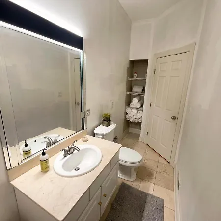 Lavish 2/2 Bath Near Lakeshore *