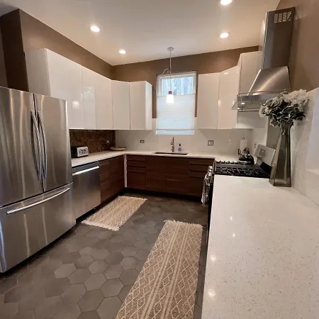 Lavish 2/2 Bath Near Lakeshore Apartment *