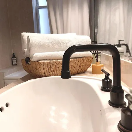 Lavish 2/2 Bath Near Lakeshore