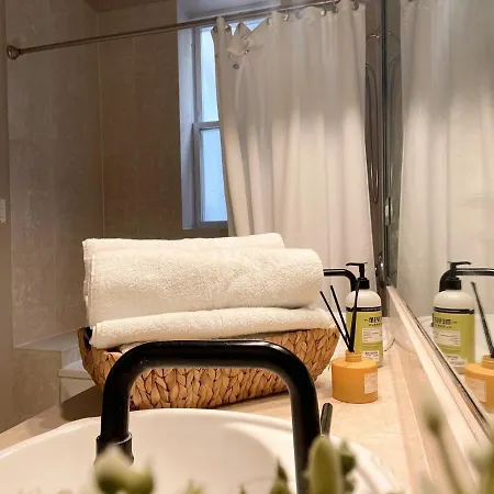Lavish 2/2 Bath Near Lakeshore *