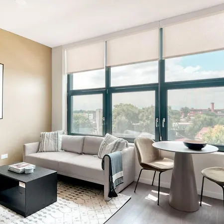Logan Sq Studio W Pool Deck Gym Nr L Chi-727 *