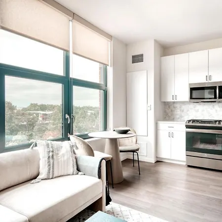 Logan Sq Studio W Pool Deck Gym Nr L Chi-727 *
