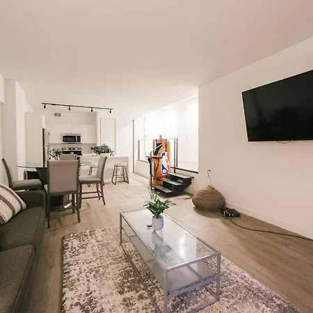 Gold Coast Lavish W/ Roof Pool & Gym
