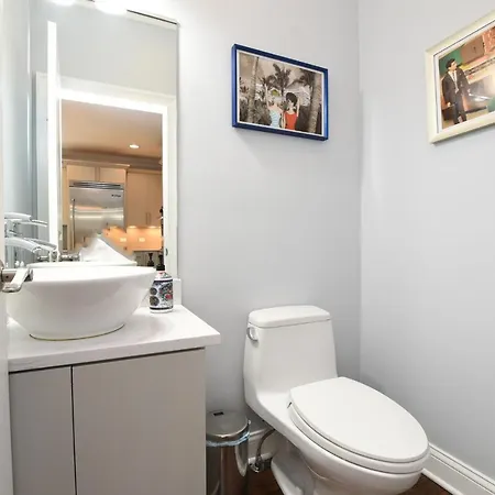 Luxury Near Wrigley, Boystown & Andersonville Apartment Chicago